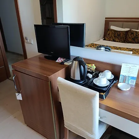 Otel The Corner Park 3*